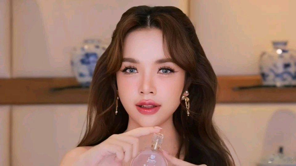 泰国直播圈杀出个超级带货女王！女歌手JennyRatchanokSuwann