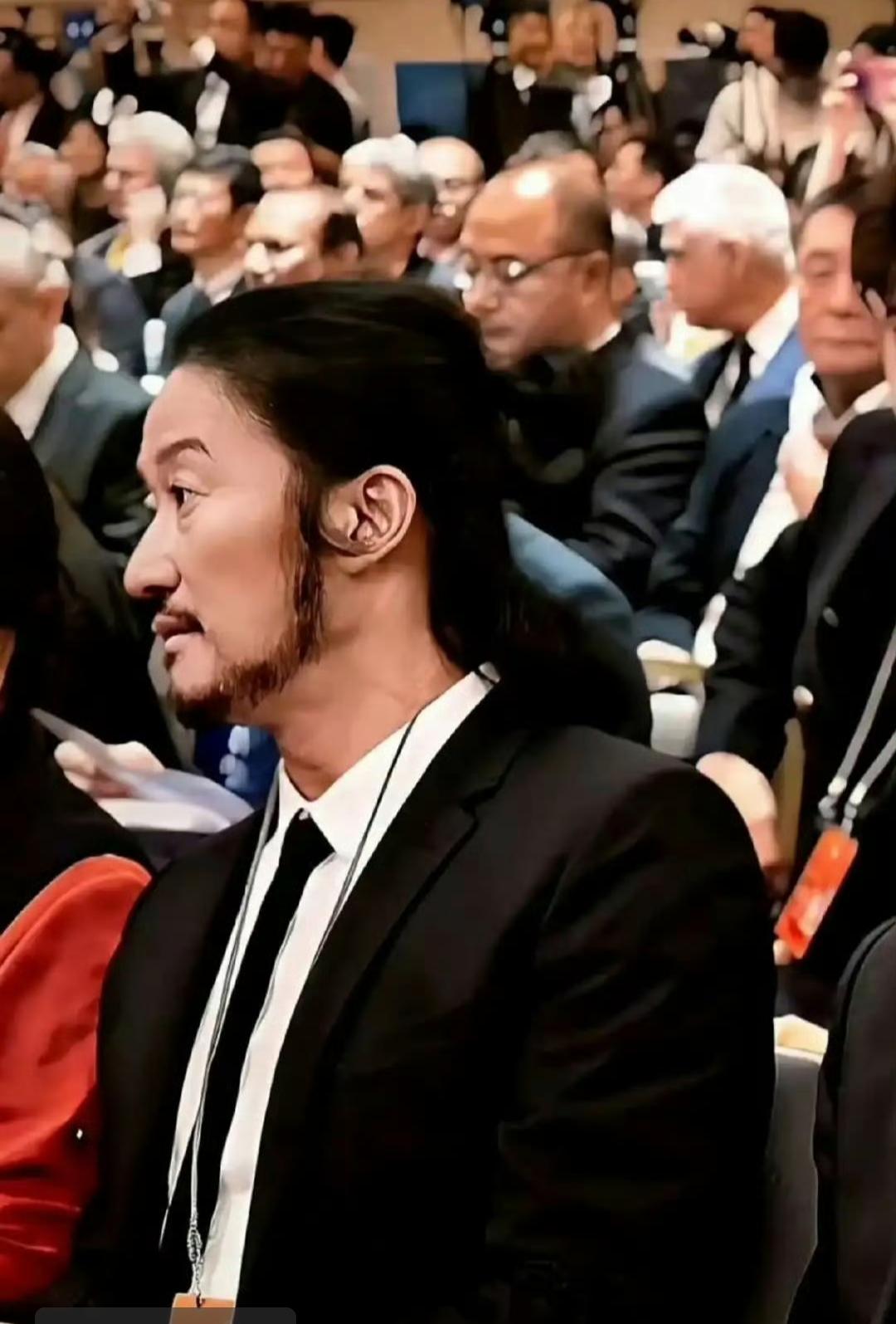 知道的你是时尚，不知道的还以为你想留长辫子呢！特别讨厌这种胡子拉碴的，明星也是