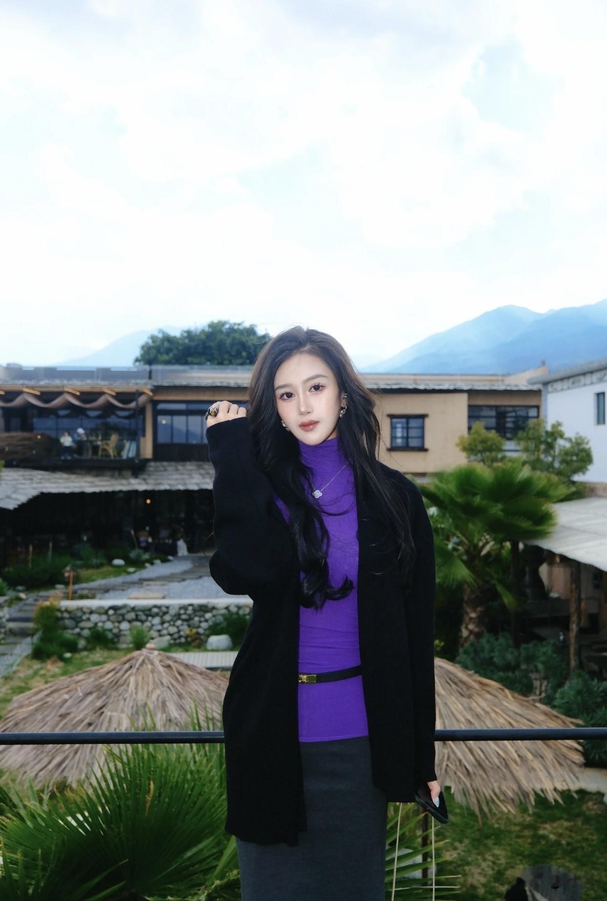 雅致气质穿搭分享紫色穿搭，清新自然，草地上的时尚少女