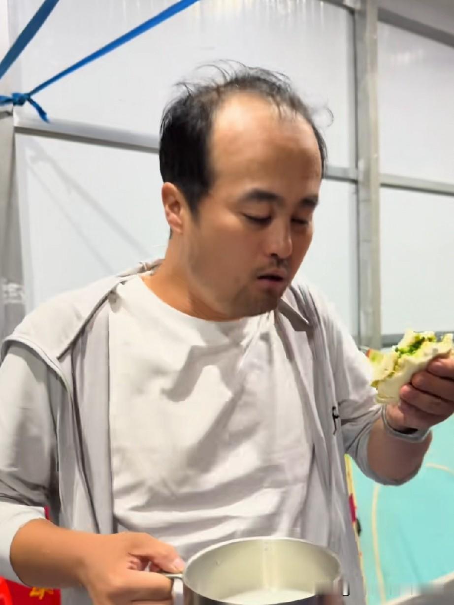 在电视剧《主角》里，扮演郭锤子的西北鼓王邵老五发迹线后移，一脸沧桑，其实他今年才