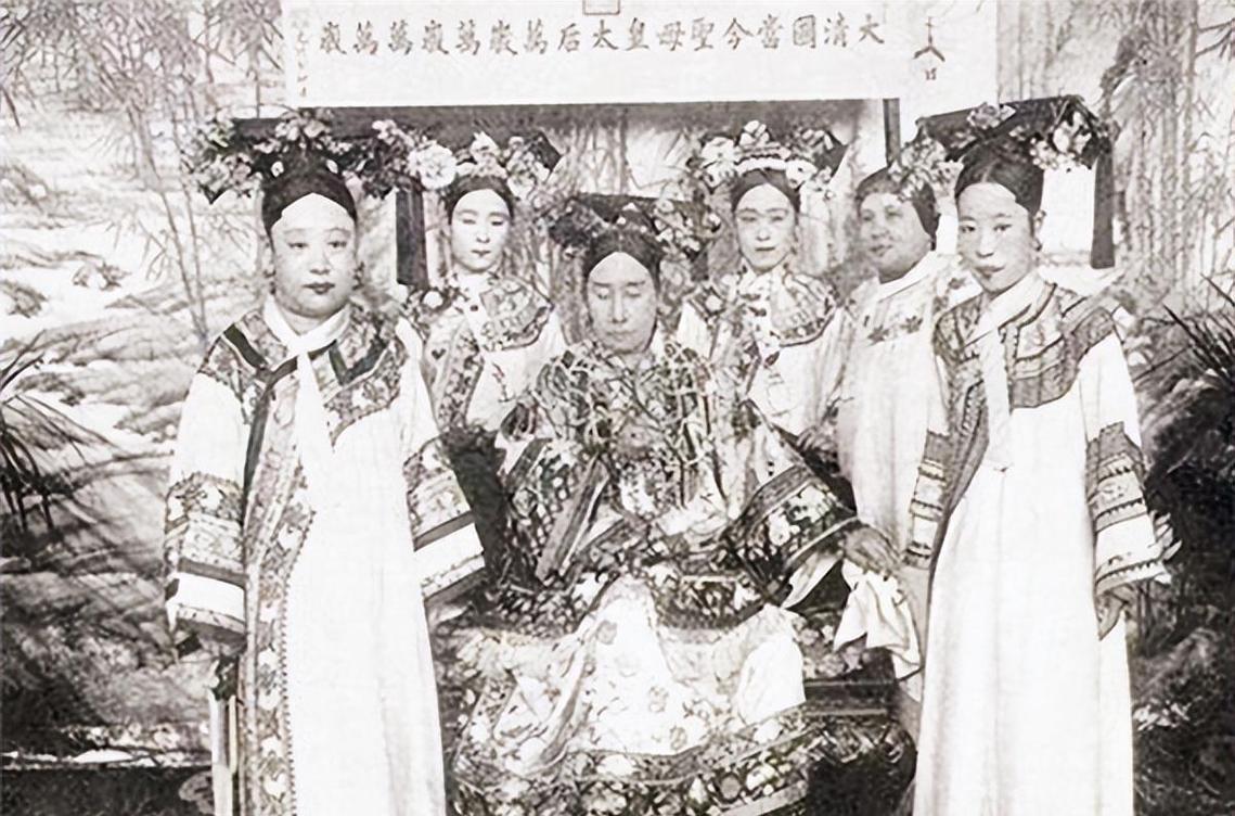 一天中午，慈禧提示宫女试菜。宫女试吃鲤鱼后很兴奋。慈禧瞟了一眼宫女，宫女即刻夹了