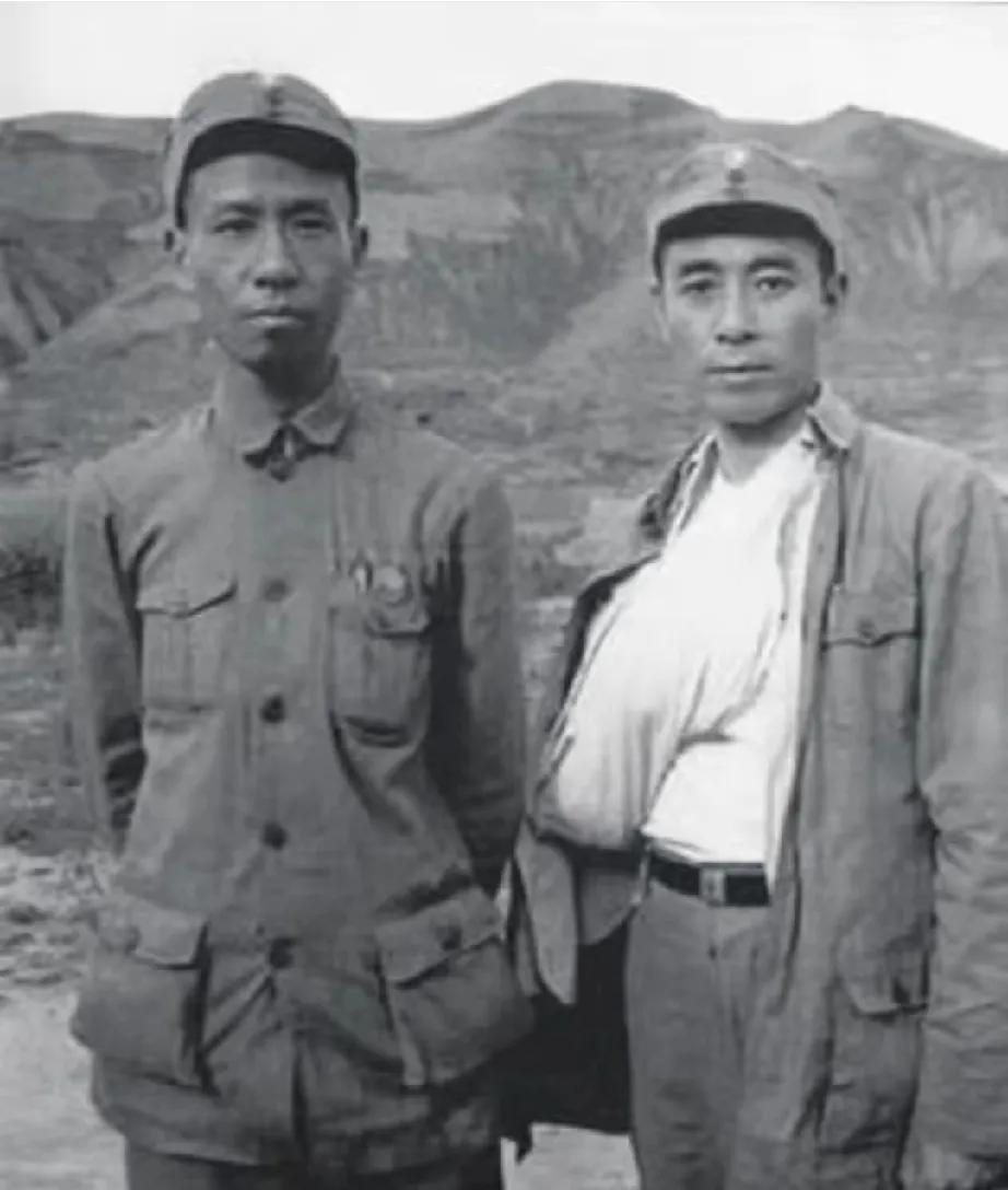 抗战时期的延安，<em>少奇同志</em>和周总理的一张合影，此时的周总理右手正在恢复中，一次不慎