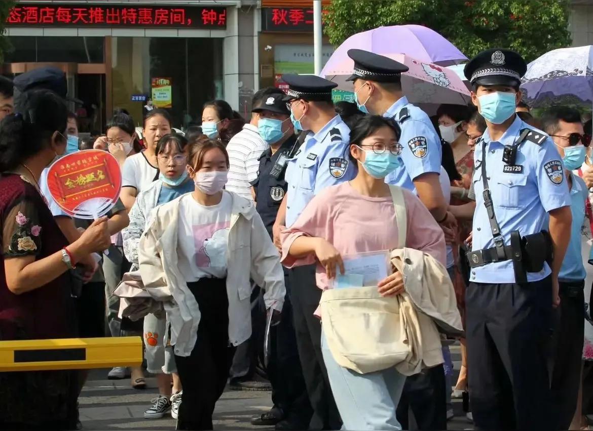 国家发900亿鼓励生孩子，相较动辄几十万的育儿成本，的确不值一提，但这只是发钱发