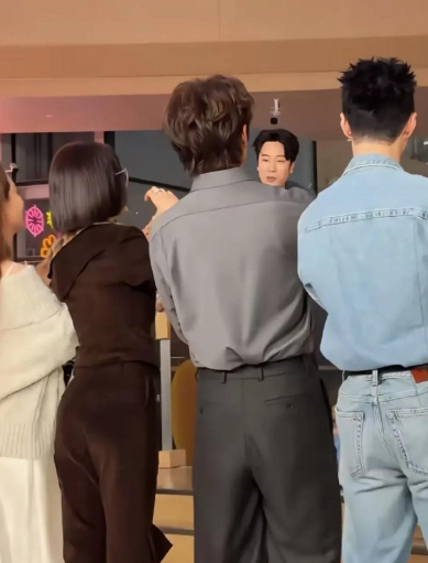 大家有没有发现？秦岚现在是越来越刻意秀身材了​​​