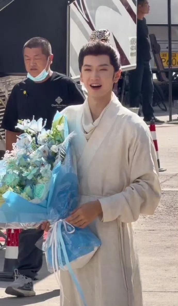 陈哲远生日那天，片场成了露天派对。粉丝举着灯牌站成一条街，剧组直接停拍一小时。