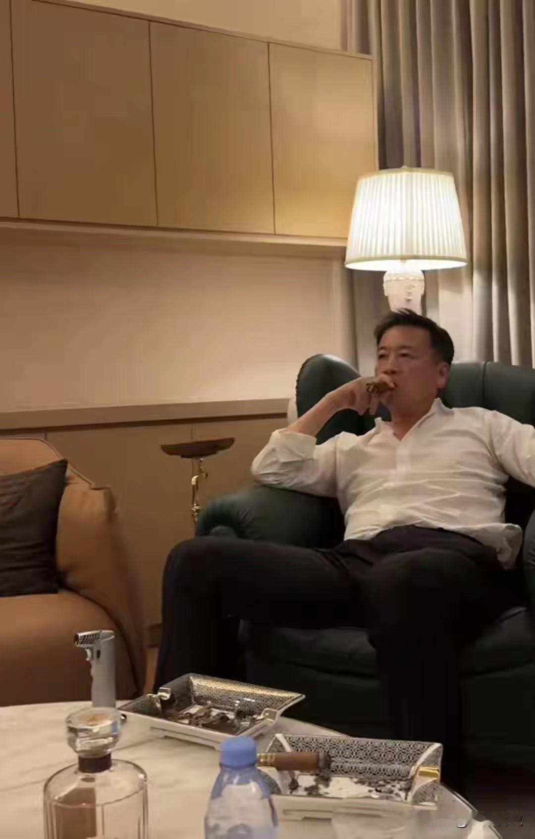 不说过往的话，其实赖文峰很真实！有人问你现在是不是没钱了，他很淡定，他说二十岁的