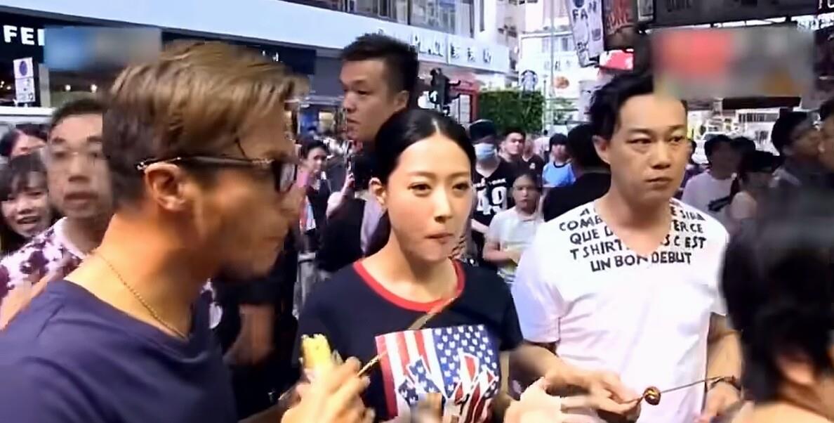 说个观察。憋了挺久。圈里有个现象挺有意思，那些最后娶了经纪人的男艺人，身边那位的分量一直被低估，尤其