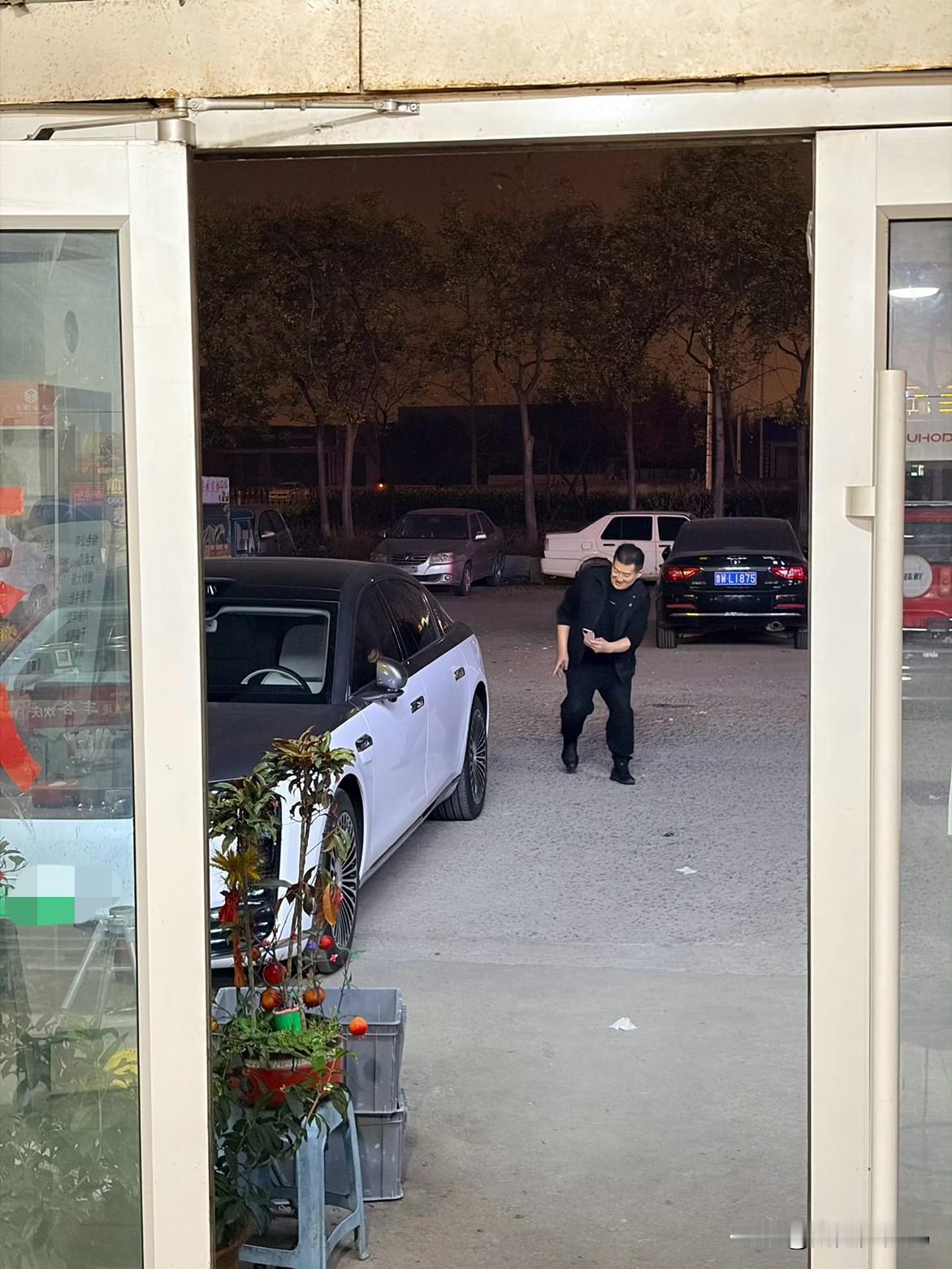 吃了个苍蝇馆子，老板一出门看到尊界不得了了，赶紧打电话叫了一堆亲朋好友过来看，都