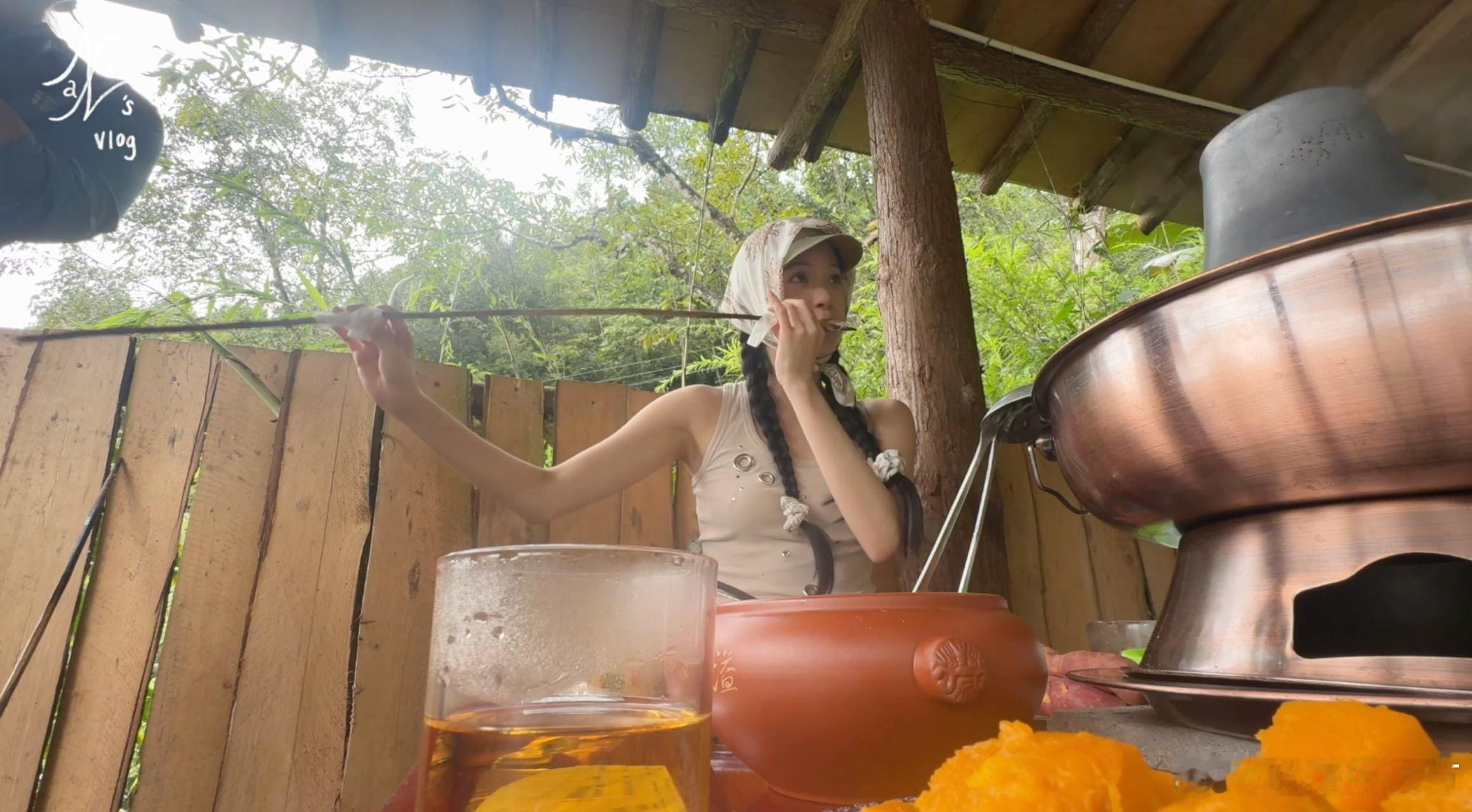 欧阳娜娜腾冲自驾爆胎了欧阳娜娜腾冲自驾的vlog新鲜出炉咯,那曲折的山路就像个