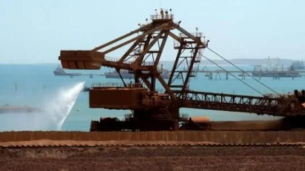 中国买矿石坚持用人民币，不玩美元那一套了。美国让澳大利亚必须用美元卖，结果自己又