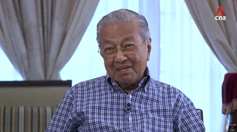 不上美媒当，面对记者提问，马来西亚前总理马哈蒂尔反问：“你们美国人派遣军舰，中国