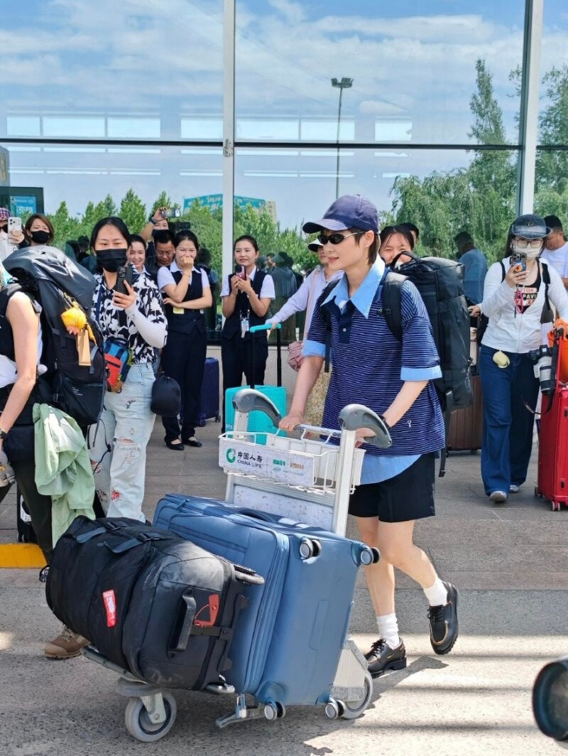 李宇春旅综首秀李宇春我家大明星一出机场就被发现了，路人纷纷举起手机，让路透来得更