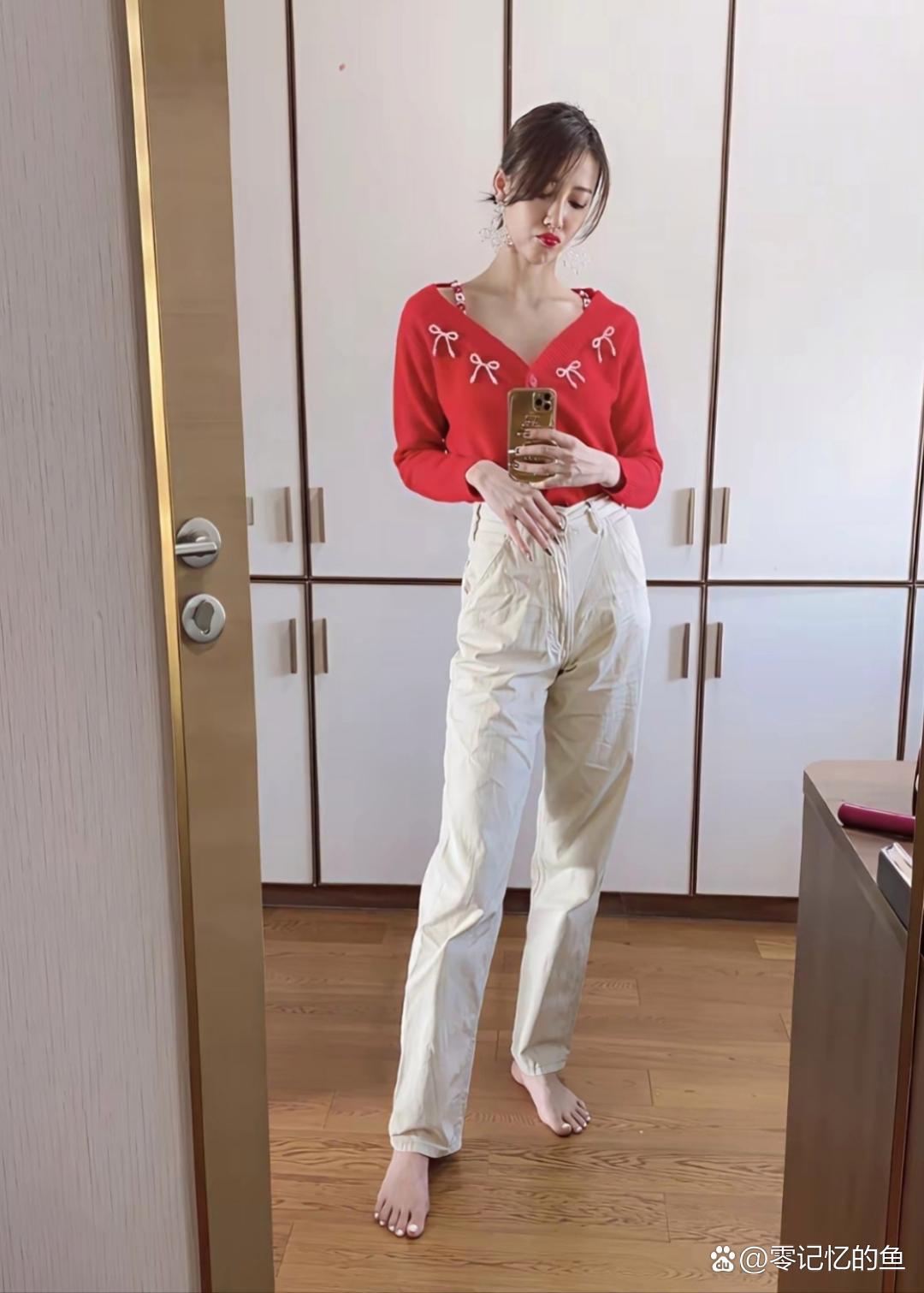 弦子的脚真漂亮。还没见过这么漂亮的脚丫子。