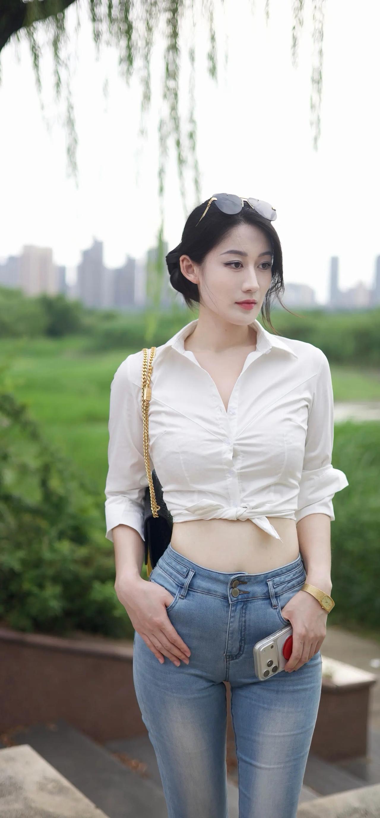 初秋，白衬衣配牛仔裤👖是很经典百搭的，好看好看[比心]