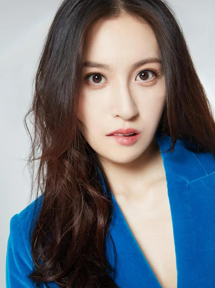 《沉默的荣耀》黎晴扮演者隆妮，父母身份藏着“平凡底气”？随着《沉默的荣耀》持