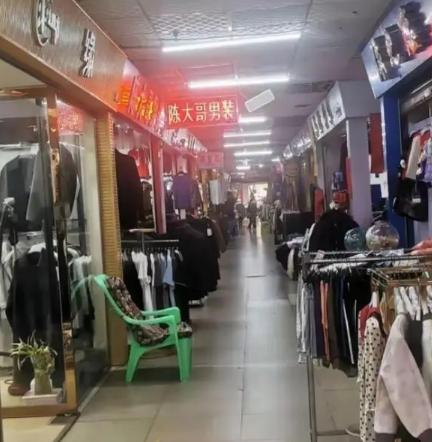 为什么唯独在我国，电商彻底干趴了实体店？这么说吧，同样的东西，网上卖300，实体