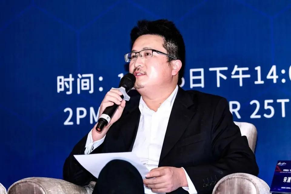 河南省政府工作报告中，说的是“支持胖东来等流量商超发展”；到了经济学者宋清辉这里
