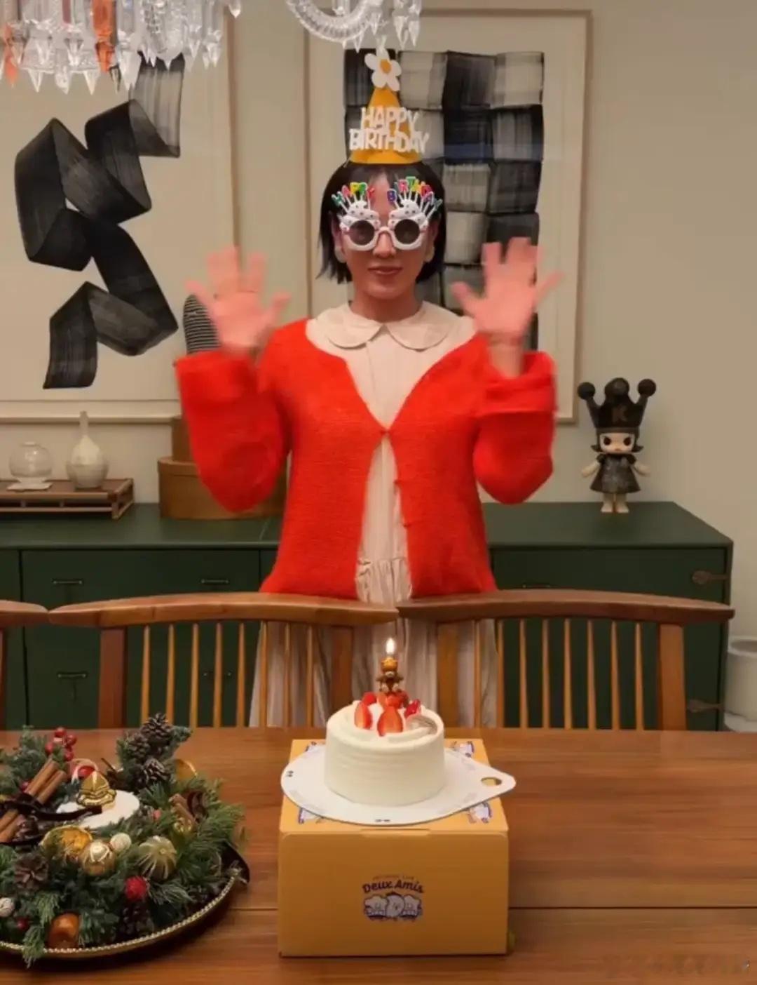 孙艺珍儿子陪她过生日，孕肚明显疑怀二胎，家里的水晶吊灯很奢华！