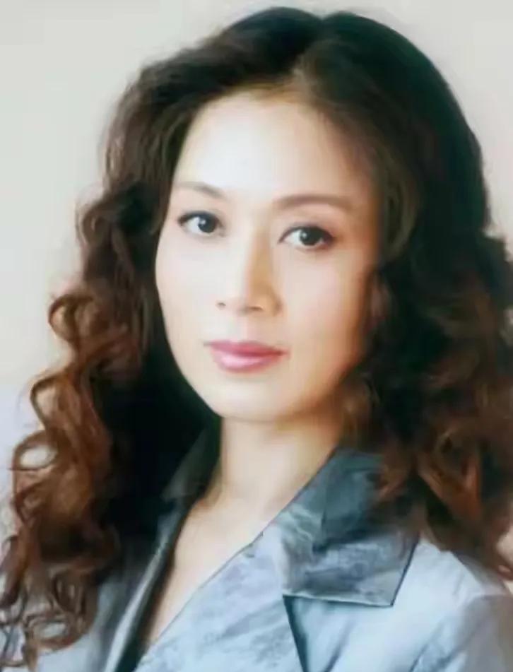 对马兰捧的过头了吧？马兰是黄梅戏大家，谁也不能否认。早已离开舞台的她，依然受到吹