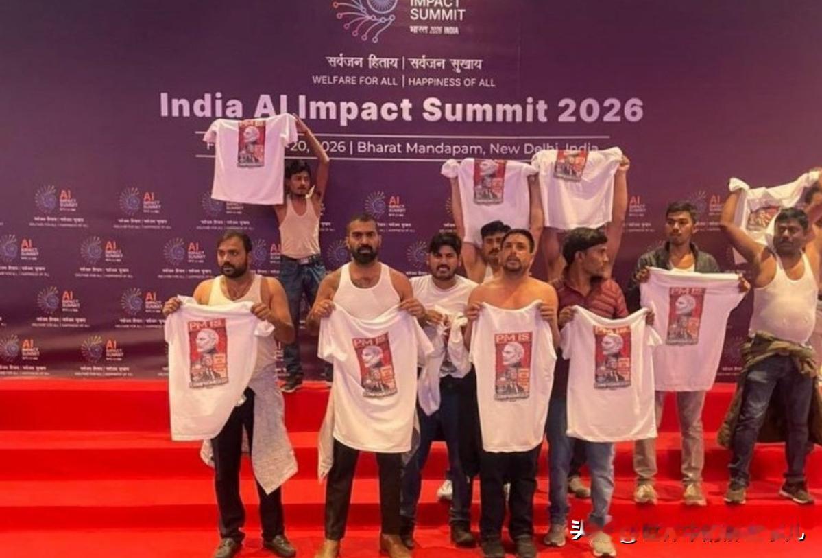 印度又爆丑闻！印度青年国大党成员在人工智能峰会上赤膊抗议，高喊反莫迪的口号！2月