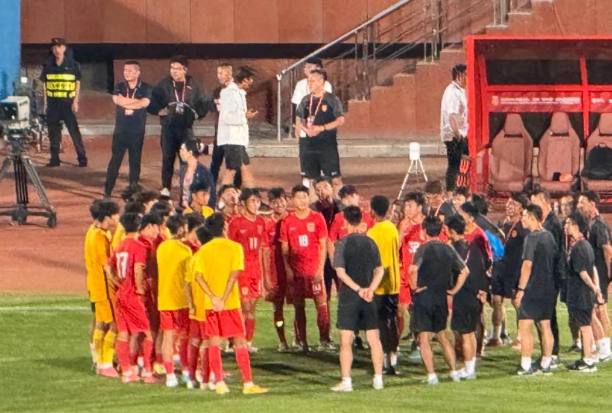 国少2-1乌兹别克赛后没有庆祝，而且全体围在一圈，看这个图片，王菲尼亚站在最中间
