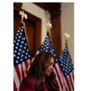 民主党众议员起诉众议长约翰逊，要求众议长允许她宣誓就职当选众议员阿德利塔·格