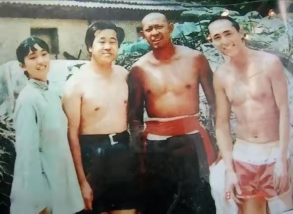 当年拍摄电影《红高粱》的时候，导演张艺谋昵称老谋子37岁，剧作家莫言32岁，摄影