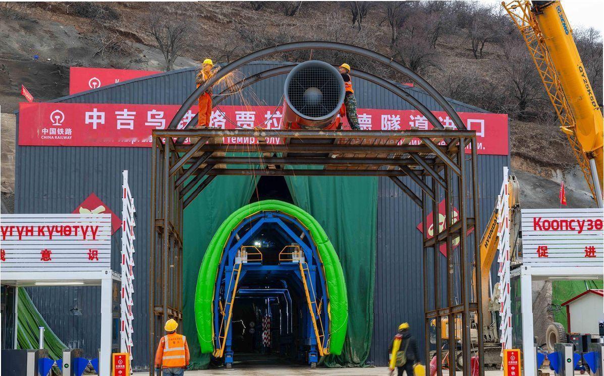 当中吉乌铁路吉尔吉斯斯坦段正式启动建设后，围绕轨距的争论其实已经有了答案。来自喀