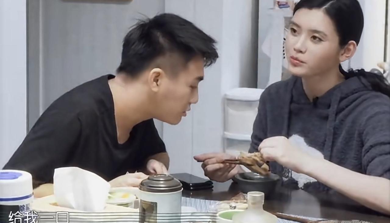 奚梦瑶：哇，这鸡肉也太嫩了吧，入口即化，厨师今天发挥超常啊。何猷君：真的吗？