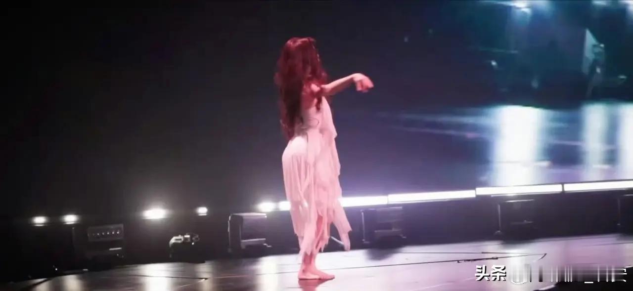 虞书欣blossom幕后记录反差萌！BLOSSOM幕后的虞书欣：一边抠舞台一边送