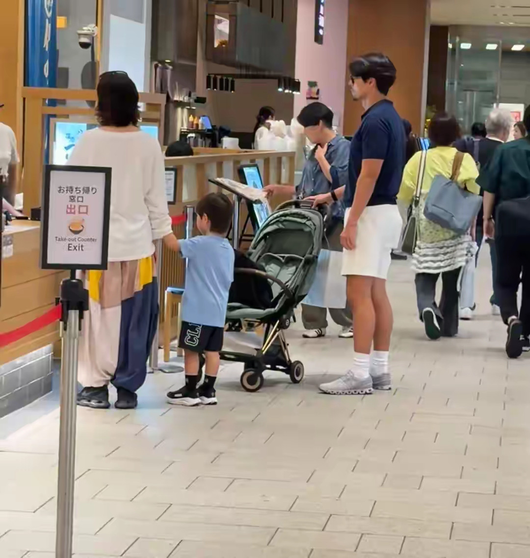 玄彬孙艺珍日本度假路透｜卸下明星光环，一家三口松弛带娃网友在日本东京六本木偶遇玄彬、孙艺珍带着儿子甜