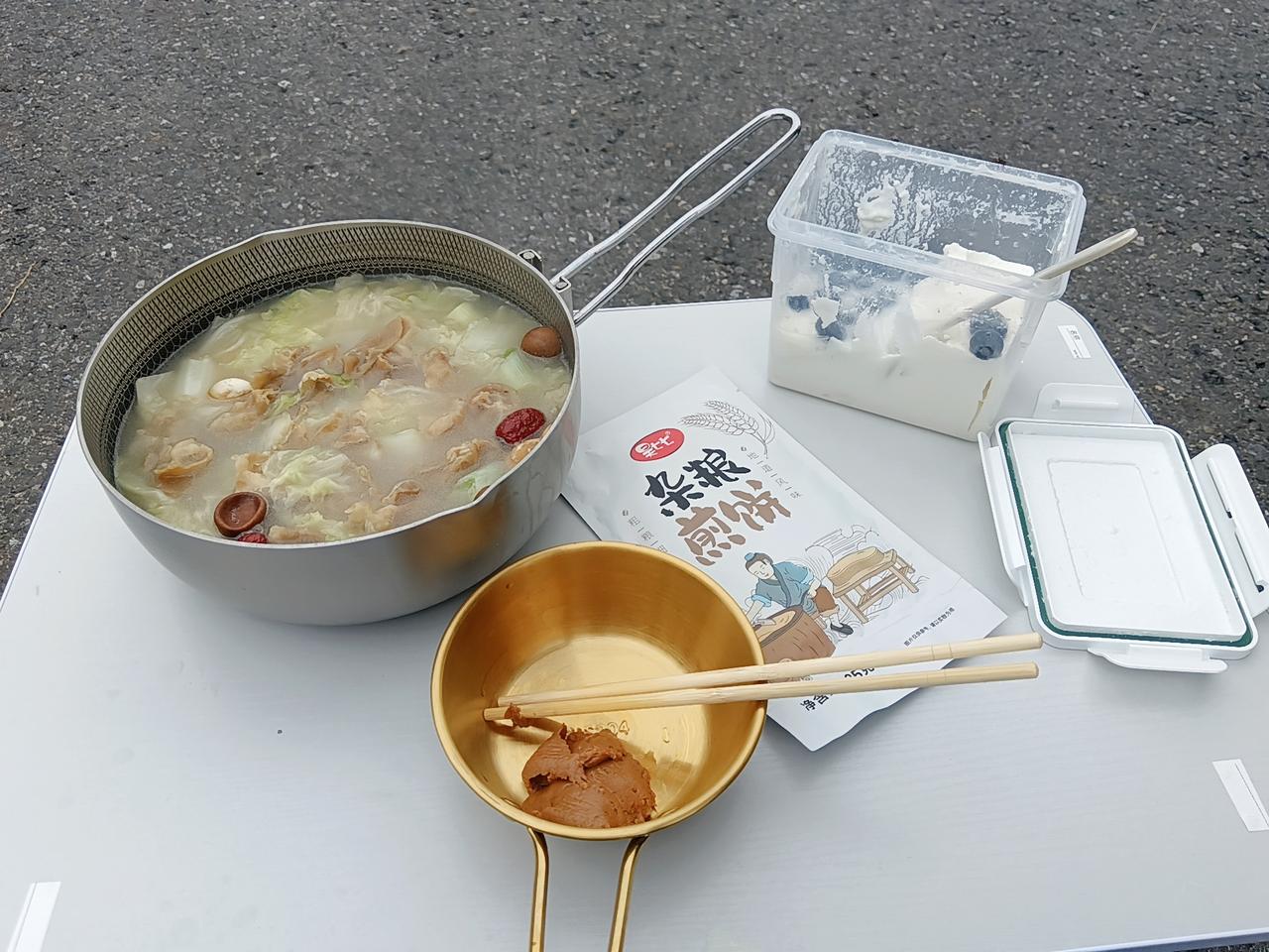 在四川金山服务区吃完饭，顺便洗了个热水澡，舒服！后开了30多公里到德阳南服务区驻