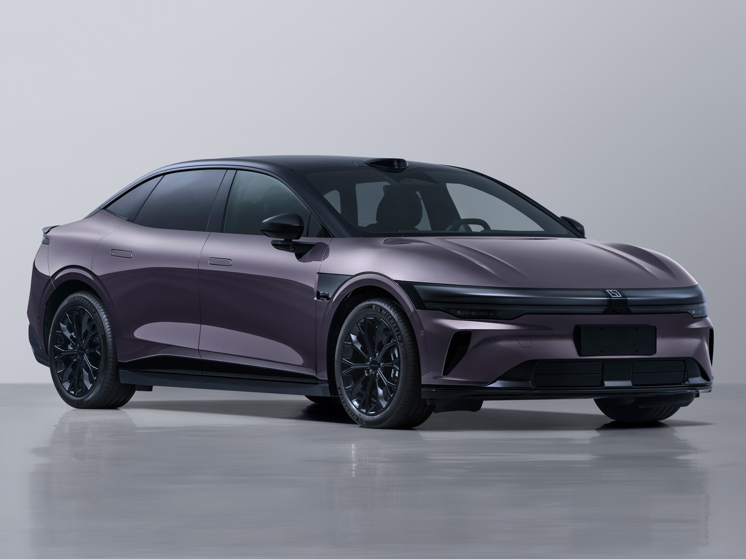 极氪8X性能版亮相，前后杠区别非常大，格栅也不再走豪华取向。其实肯定还有一套格栅