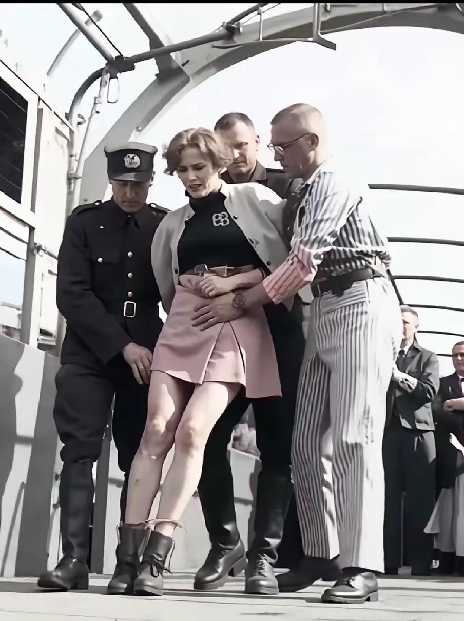 行刑前走上断头台的伊丽莎白。这和英国女王没有丁点儿关系。这是条心如蛇蝎的毒美女蛇