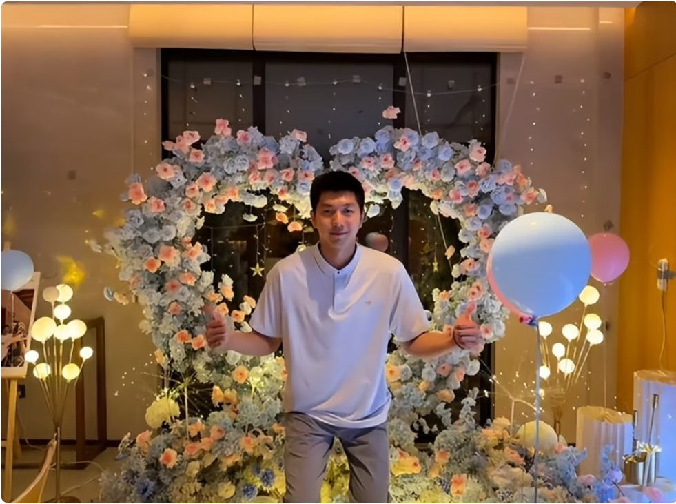恭喜！30岁中国游泳奥运亚军求婚成功：女友模特身材高挑美丽很般配