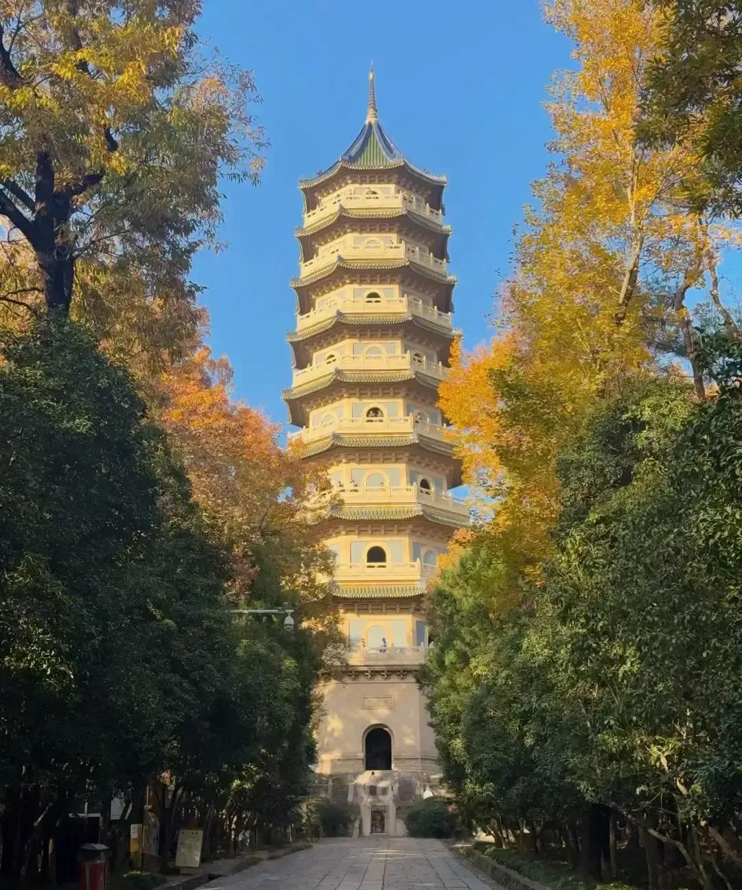 深圳那个写楼市的老哥昨晚直接刷卡交定金，说北上广深核心地段已经跌到位。我刷到这