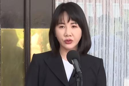 针对彰化县长提名问题，国民党“立委”谢衣鳯今天受访指出，她必须告诉国民党及主席郑