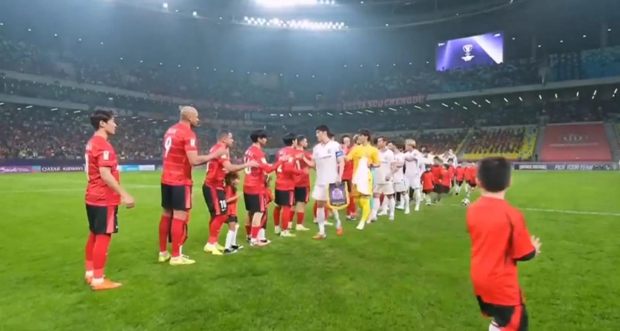 成都蓉城血战到底太拼了，上半场成都蓉城0比0战平日本广岛三箭，成都蓉城这个拼搏精