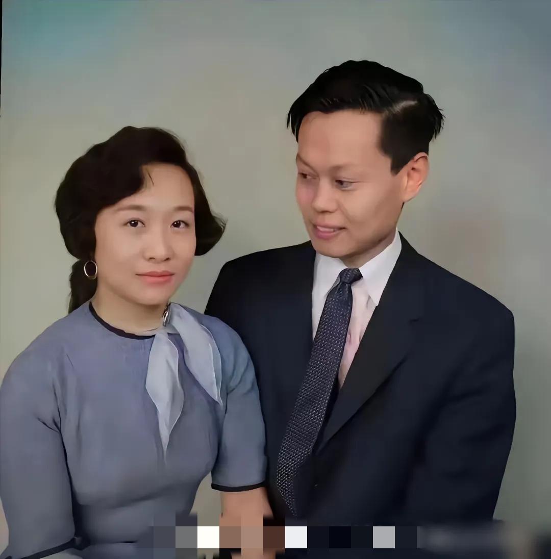 杨振宁难得为爱冲动!1949年圣诞节的那天,杨先生来到一家中餐馆吃饭,意外邂逅了