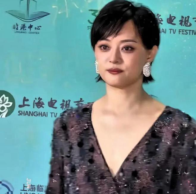 孙俪在后台逮住杨紫，开口就问：拿了白玉兰，有新戏能不能推荐推荐我？杨紫接得飞快。