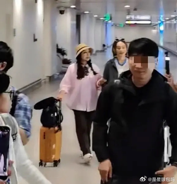 刘晓庆宁静罕同框，面对恩师宁静变恭顺，两人热聊看不出差20多岁！​​​
