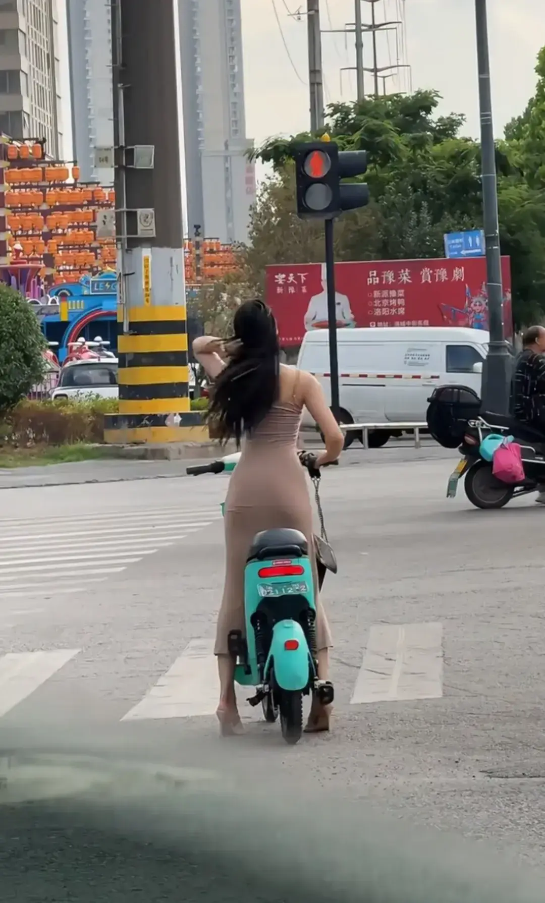 这么精致的妆容，为何座驾如此落魄？