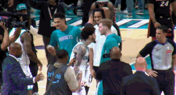 过分了！三球激动过了头！在上篮准绝杀带队赢球后，三球鲍尔十分激动，情绪一时无