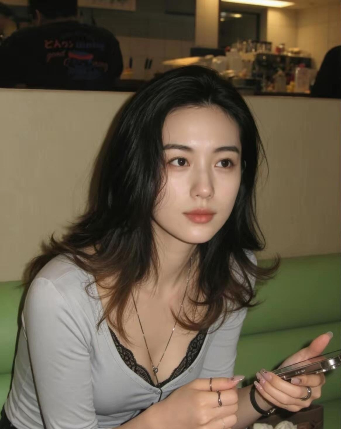 不得不说一句，这姐姐太有气质了，精致的脸蛋让人疼爱。