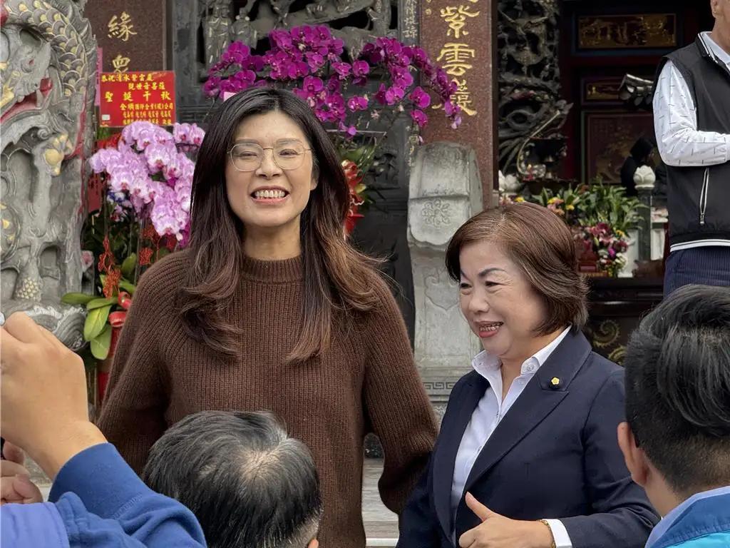 身为国民党主席郑丽文今日前往台中市行拜谢之旅，身为台中市长卢秀燕居然不在家里，卢