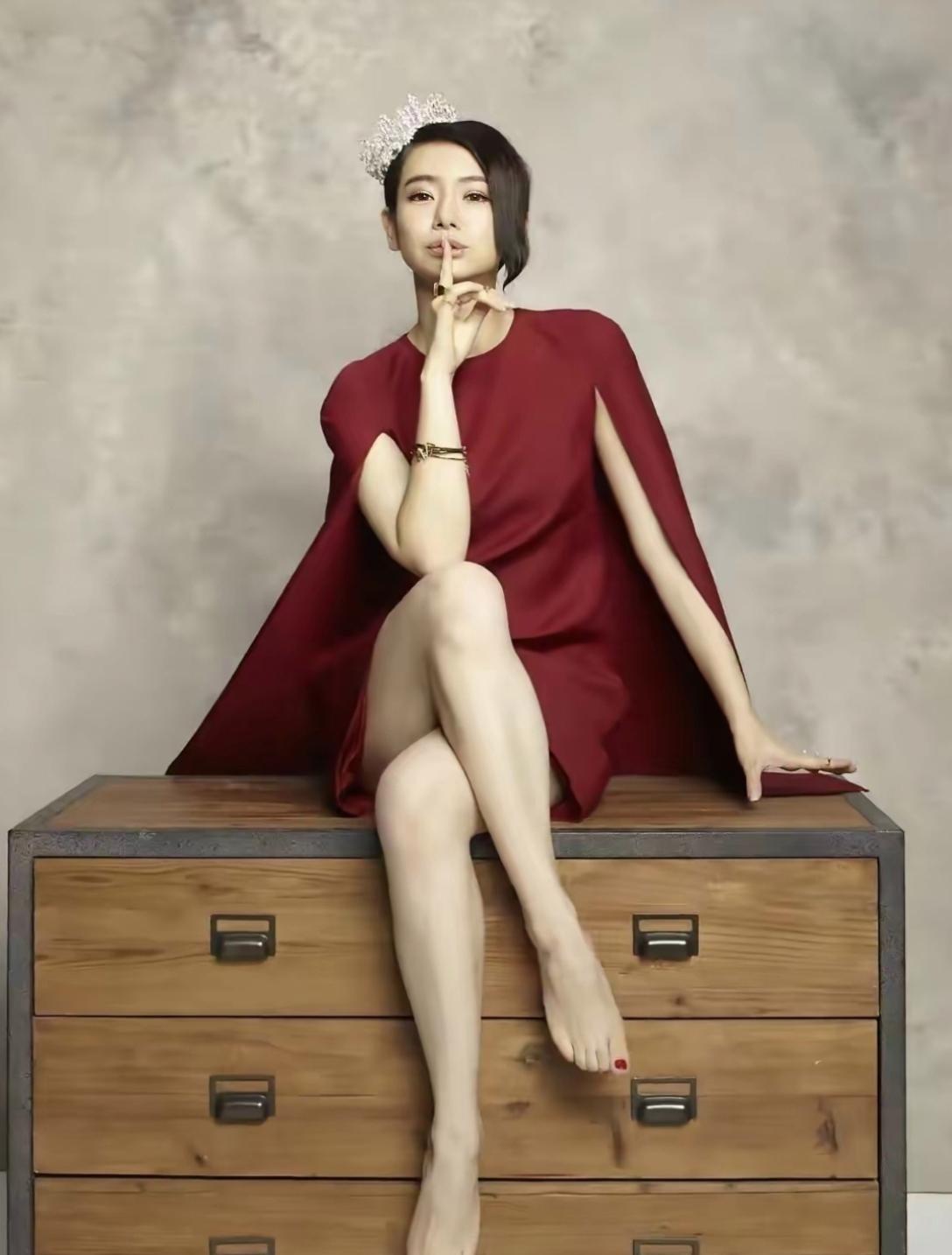 女明星拼命藏身体缺陷？戚薇偏不，还把“大脚趾外翻”做成了个人名片。见过走红毯