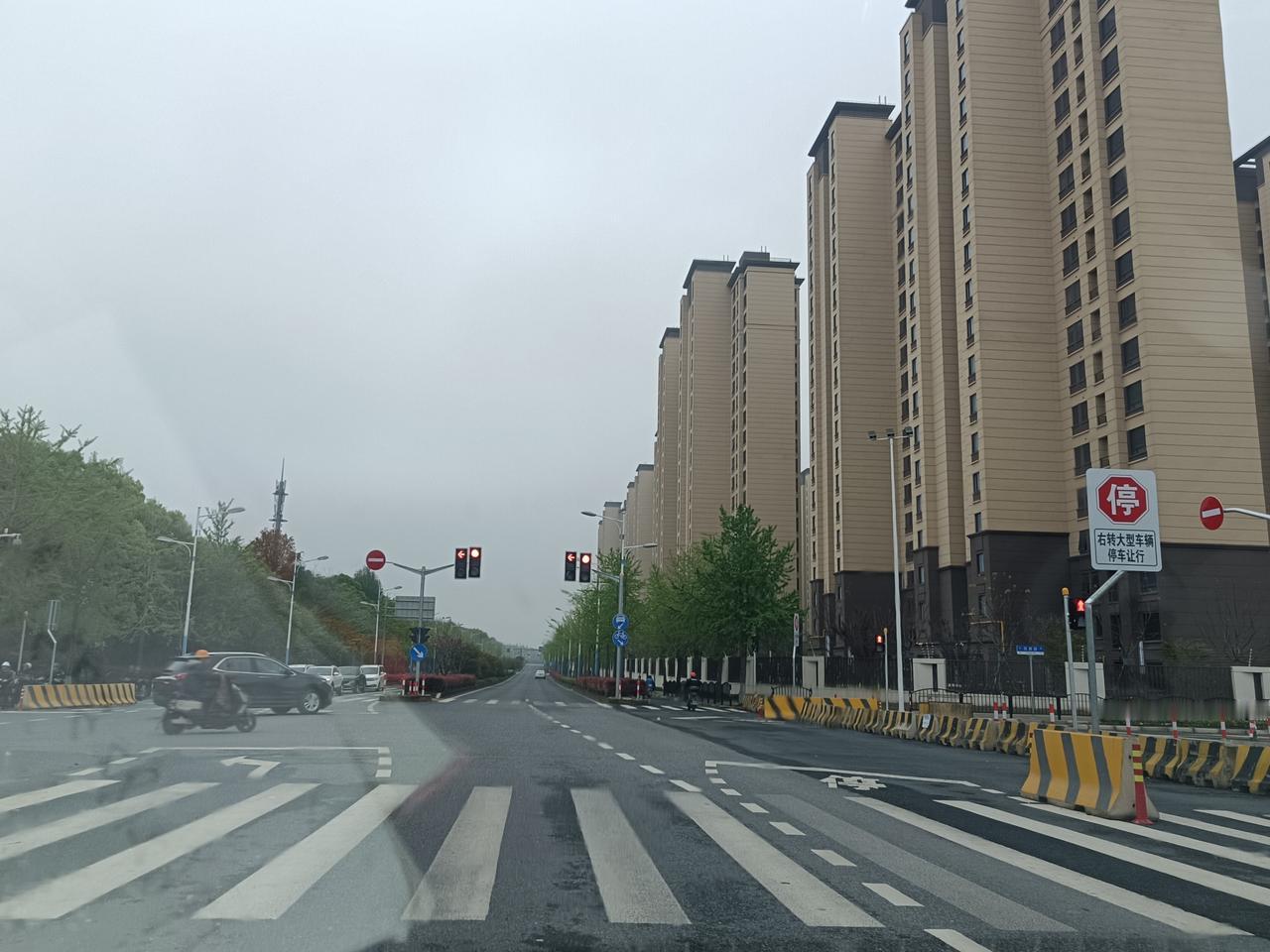 新楼盘很少了吧过年回老家县城开车逛了一圈也没看见一个新楼盘，这两年基本没有