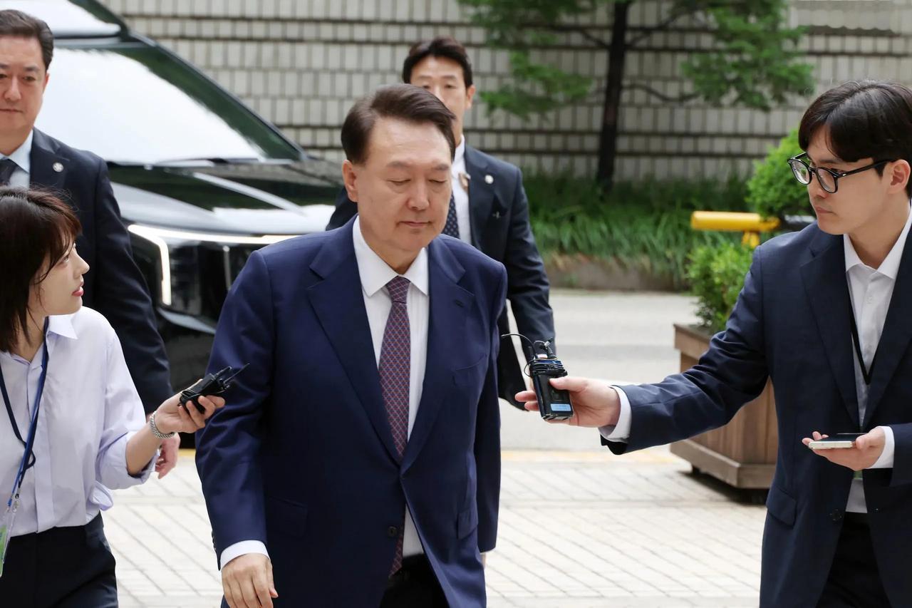 16日第七次出庭受审的尹锡悦身材明显少了一圈？肚腩隐藏在笔挺的西装下。天热