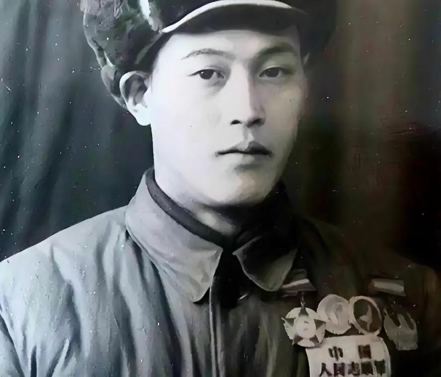 1952年，朝鲜战场上，张文荣被美军抓了俘虏，假装顺从去当卧底。跳伞前一刻，