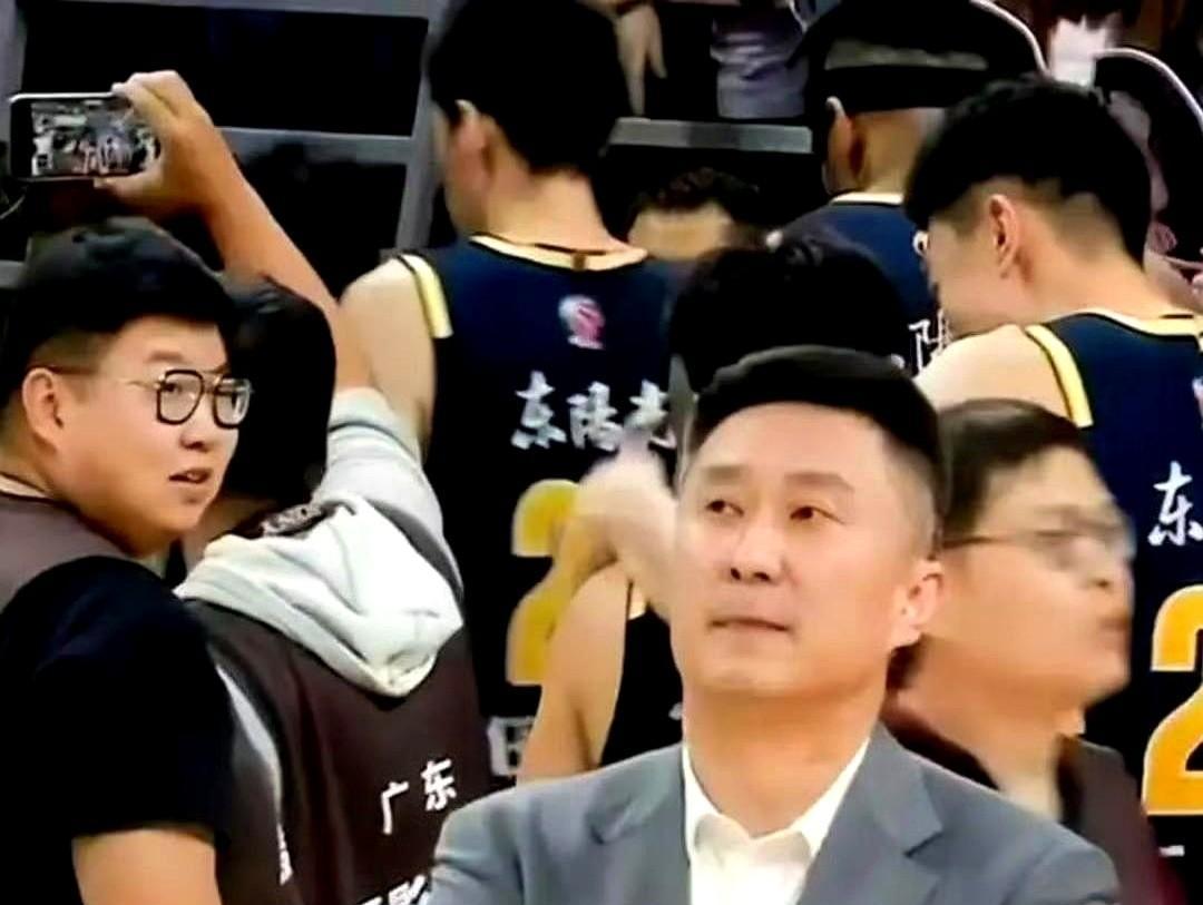 杜锋要去当解说员了。这个消息我看了好几遍。不是惊讶，是觉得这事有点说不出的别